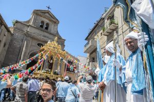 Cerami (Enna) - Ingresso del Santo presso l'Abbazia di San Benedetto, processione di Sant'Antonio Abate
