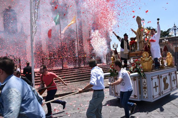Arrivo trionfale di Sant'Antonio Abate nella Piazza principale di Pedara